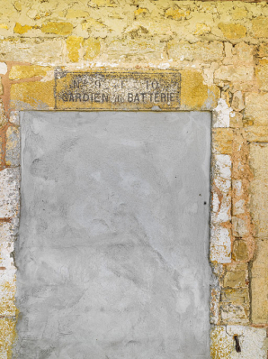 Porte murée avec inscription "gardien de batterie". © Région Bourgogne-Franche-Comté, Inventaire du patrimoine