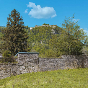 Bourg : porte dans l'ancienne enceinte fortifiée. © Région Bourgogne-Franche-Comté, Inventaire du patrimoine