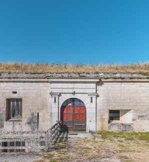 La porte d'entrée, façade antérieure. © Région Bourgogne-Franche-Comté, Inventaire du patrimoine