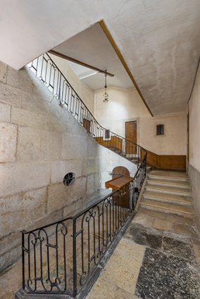Escalier. Vue depuis l'entrée. © Région Bourgogne-Franche-Comté, Inventaire du patrimoine Escalier. Vue depuis l'entrée. © Région Bourgogne-Franche-Comté, Inventaire du patrimoine