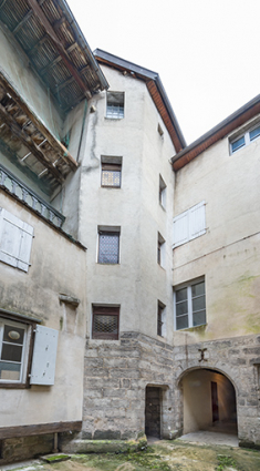 Tour d'escalier polygonale, depuis la cour. © Région Bourgogne-Franche-Comté, Inventaire du patrimoine Tour d'escalier polygonale, depuis la cour. © Région Bourgogne-Franche-Comté, Inventaire du patrimoine