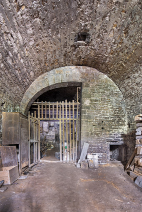 Cave : vue axiale. © Région Bourgogne-Franche-Comté, Inventaire du patrimoine Cave : vue axiale. © Région Bourgogne-Franche-Comté, Inventaire du patrimoine