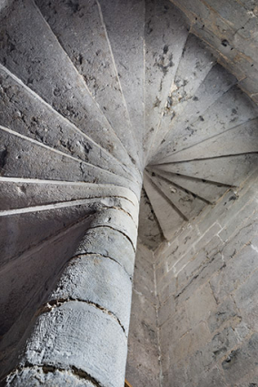 Escalier en vis. Vue en contre-plongée. © Région Bourgogne-Franche-Comté, Inventaire du patrimoine