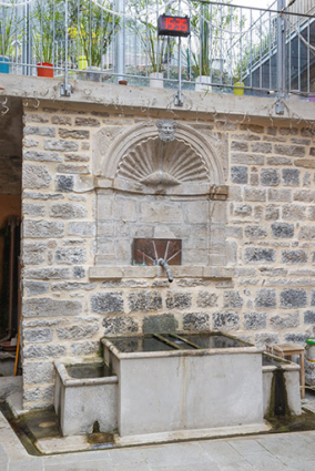 Fontaine adossée au mur de la cour. © Région Bourgogne-Franche-Comté, Inventaire du patrimoine Fontaine adossée au mur de la cour. © Région Bourgogne-Franche-Comté, Inventaire du patrimoine