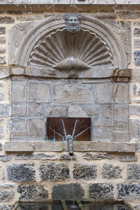 Fontaine. Vue de face. © Région Bourgogne-Franche-Comté, Inventaire du patrimoine Fontaine. Vue de face. © Région Bourgogne-Franche-Comté, Inventaire du patrimoine