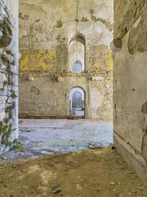 Vue intérieure du bâtiment casematé : les corbeaux attestent l'existence d'un plancher disparu.  © Région Bourgogne-Franche-Comté, Inventaire du patrimoine