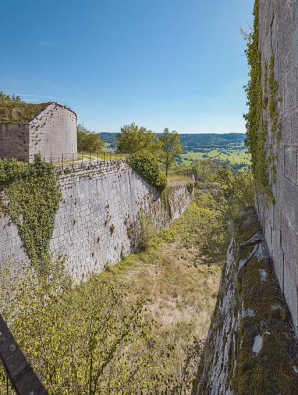 Le mur de contrescarpe et le fossé. © Région Bourgogne-Franche-Comté, Inventaire du patrimoine
