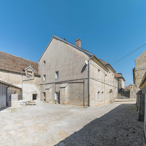 Façade postérieure : vue de trois quarts gauche. © Région Bourgogne-Franche-Comté, Inventaire du patrimoine