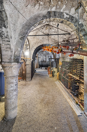 Vue d'ensemble de la cave, depuis l'ouest. © Région Bourgogne-Franche-Comté, Inventaire du patrimoine Vue d'ensemble de la cave, depuis l'ouest. © Région Bourgogne-Franche-Comté, Inventaire du patrimoine