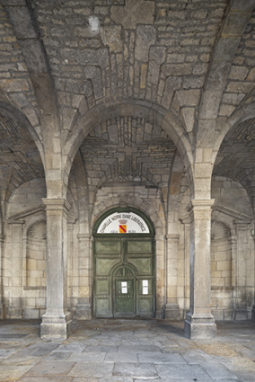 Parvis couvert (hôtel de ville). Porte principale. © Région Bourgogne-Franche-Comté, Inventaire du patrimoine