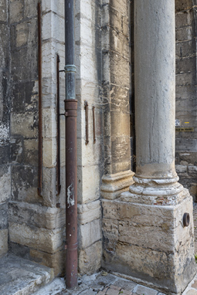 Toises métalliques (piédroit du passage couvert, corps de bâtiment principal). © Région Bourgogne-Franche-Comté, Inventaire du patrimoine