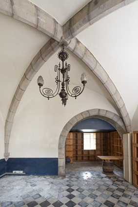 Pièce voûtée (rez-de-chaussée de la tour). Vue depuis la porte. © Région Bourgogne-Franche-Comté, Inventaire du patrimoine Pièce voûtée (rez-de-chaussée de la tour). Vue depuis la porte. © Région Bourgogne-Franche-Comté, Inventaire du patrimoine