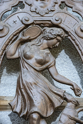 Détail de la grille gauche de la porte cochère. © Région Bourgogne-Franche-Comté, Inventaire du patrimoine