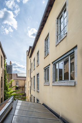 Bâtiment d'entrée : façade latérale droite, vue en enfilade. © Région Bourgogne-Franche-Comté, Inventaire du patrimoine
