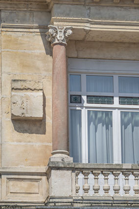 Bâtiment d'entrée, façade antérieure : colonne en marbre de Sampans et bloc en attente de sculpture, au 1er étage. © Région Bourgogne-Franche-Comté, Inventaire du patrimoine
