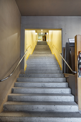 Bâtiment d'entrée, vestibule : escalier desservant les balcons. © Région Bourgogne-Franche-Comté, Inventaire du patrimoine
