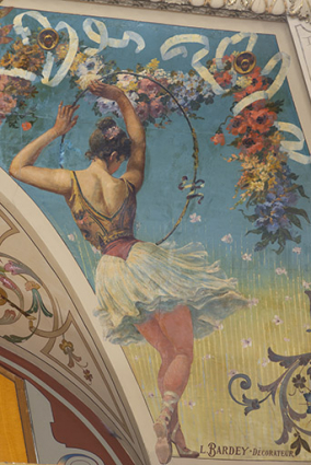 Tambour, 1er secteur : ballerine avec cerceau. © Région Bourgogne-Franche-Comté, Inventaire du patrimoine