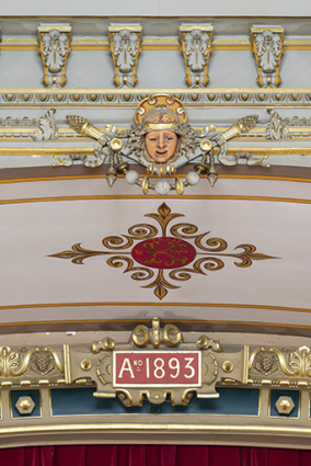 Grand Kursaal, salle : décor et date sur le cadre de scène. © Région Bourgogne-Franche-Comté, Inventaire du patrimoine