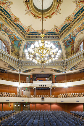 Grand Kursaal, salle : configuration pour un spectacle (vue depuis la scène). © Région Bourgogne-Franche-Comté, Inventaire du patrimoine