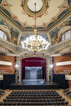Grand Kursaal, salle : configuration pour un spectacle (vue vers la scène). © Région Bourgogne-Franche-Comté, Inventaire du patrimoine