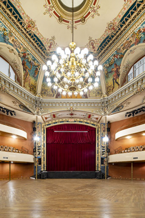 Grand Kursaal, salle : cadre de scène et lustre. © Région Bourgogne-Franche-Comté, Inventaire du patrimoine