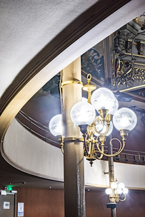 Grand Kursaal : luminaires d'appliques sur colonne. © Région Bourgogne-Franche-Comté, Inventaire du patrimoine