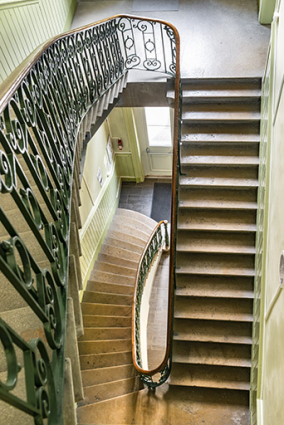 Bâtiment Proudhon : escalier principal, depuis le dernier palier. © Région Bourgogne-Franche-Comté, Inventaire du patrimoine