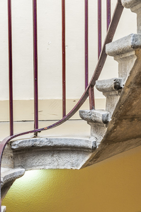 Bâtiment d'entrée : extrémité des marches de l'escalier de l'administration au niveau d'un repos. © Région Bourgogne-Franche-Comté, Inventaire du patrimoine