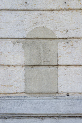 Bâtiment d'entrée, façade antérieure : l'un des deux guichets murés, au rez-de-chaussée. © Région Bourgogne-Franche-Comté, Inventaire du patrimoine