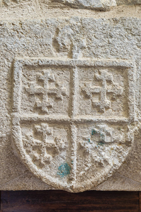 Détail du blason gravé au dessus de la porte. © Région Bourgogne-Franche-Comté, Inventaire du patrimoine Détail du blason gravé au dessus de la porte. © Région Bourgogne-Franche-Comté, Inventaire du patrimoine