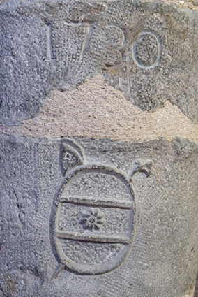 Cave voûtée. Colonne portant une date et un symbole gravé. © Région Bourgogne-Franche-Comté, Inventaire du patrimoine Cave voûtée. Colonne portant une date et un symbole gravé. © Région Bourgogne-Franche-Comté, Inventaire du patrimoine
