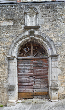 Bâtiment sur rue. Porte sud vue de face. © Région Bourgogne-Franche-Comté, Inventaire du patrimoine Bâtiment sur rue. Porte sud vue de face. © Région Bourgogne-Franche-Comté, Inventaire du patrimoine