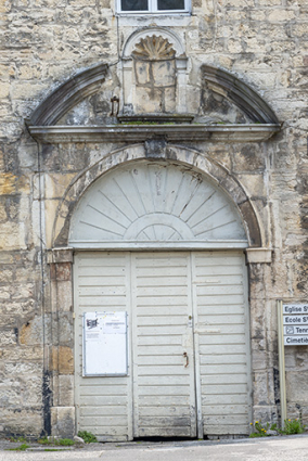 Porte principale du bâtiment sur rue. Vue de face. © Région Bourgogne-Franche-Comté, Inventaire du patrimoine Porte principale du bâtiment sur rue. Vue de face. © Région Bourgogne-Franche-Comté, Inventaire du patrimoine