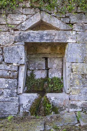 Niche (captage de source) dans le jardin. © Région Bourgogne-Franche-Comté, Inventaire du patrimoine Niche (captage de source) dans le jardin. © Région Bourgogne-Franche-Comté, Inventaire du patrimoine