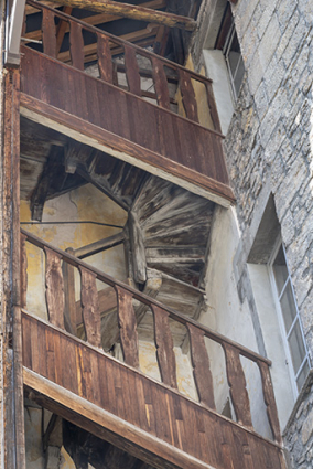 Première cour. Escalier hors-oeuvre. © Région Bourgogne-Franche-Comté, Inventaire du patrimoine Première cour. Escalier hors-oeuvre. © Région Bourgogne-Franche-Comté, Inventaire du patrimoine