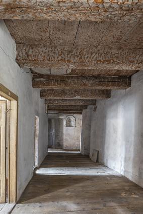 Second étage du bâtiment nord. Le couloir distribuant les cellules des moniales. © Région Bourgogne-Franche-Comté, Inventaire du patrimoine Second étage du bâtiment nord. Le couloir distribuant les cellules des moniales. © Région Bourgogne-Franche-Comté, Inventaire du patrimoine