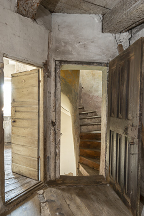 Entrée du couloir depuis la tour polygonale. © Région Bourgogne-Franche-Comté, Inventaire du patrimoine Entrée du couloir depuis la tour polygonale. © Région Bourgogne-Franche-Comté, Inventaire du patrimoine