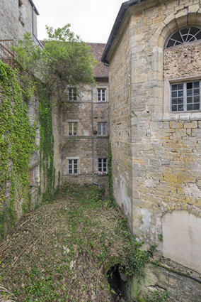 Passage entre le chevet de la chapelle et l'aile nord du collège. © Région Bourgogne-Franche-Comté, Inventaire du patrimoine Passage entre le chevet de la chapelle et l'aile nord du collège. © Région Bourgogne-Franche-Comté, Inventaire du patrimoine