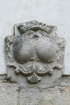 Elément sculpté, inséré dans le mur nord des communs (armes de Girod de Miserey ?). © Région Bourgogne-Franche-Comté, Inventaire du patrimoine Elément sculpté, inséré dans le mur nord des communs (armes de Girod de Miserey ?). © Région Bourgogne-Franche-Comté, Inventaire du patrimoine