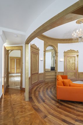Premier étage. Couloir d'accès au salon circulaire. © Région Bourgogne-Franche-Comté, Inventaire du patrimoine Premier étage. Couloir d'accès au salon circulaire. © Région Bourgogne-Franche-Comté, Inventaire du patrimoine