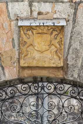 Relief armorié remployé sur le revers de la porte monumentale. © Région Bourgogne-Franche-Comté, Inventaire du patrimoine Relief armorié remployé sur le revers de la porte monumentale. © Région Bourgogne-Franche-Comté, Inventaire du patrimoine
