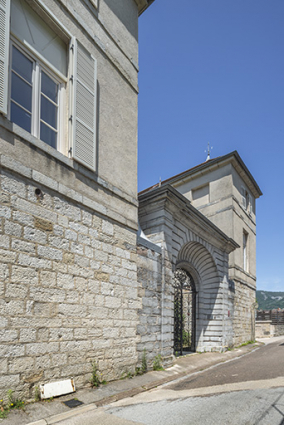 Façade antérieure vue de trois quarts gauche. © Région Bourgogne-Franche-Comté, Inventaire du patrimoine Façade antérieure vue de trois quarts gauche. © Région Bourgogne-Franche-Comté, Inventaire du patrimoine