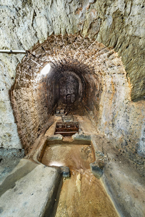 Galerie maçonnée renfermant les bassins de division. Vue depuis l'amont. © Région Bourgogne-Franche-Comté, Inventaire du patrimoine