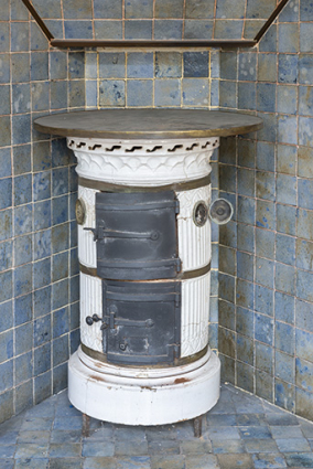 Ancienne salle du conseil. Poêle de cheminée. © Région Bourgogne-Franche-Comté, Inventaire du patrimoine
