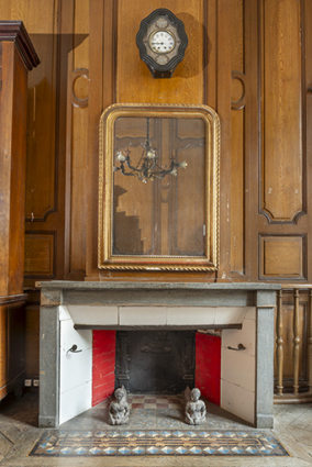 Bureau jouxtant l'ancienne salle du conseil. Lambris et cheminée du mur nord. © Région Bourgogne-Franche-Comté, Inventaire du patrimoine