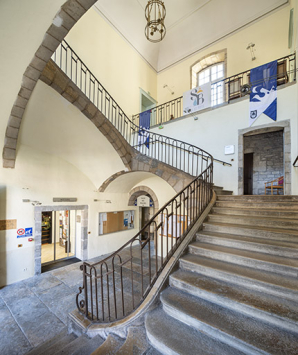 Escalier de l'ancien tribunal. Vue d'ensemble depuis le premier palier. © Région Bourgogne-Franche-Comté, Inventaire du patrimoine