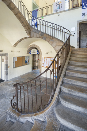 Escalier de l'ancien tribunal. Vue depuis le premier palier. © Région Bourgogne-Franche-Comté, Inventaire du patrimoine