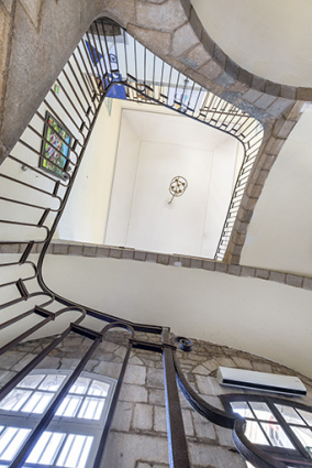 Ancien tribunal. Vue en contre-plongée de la cage d'escalier. © Région Bourgogne-Franche-Comté, Inventaire du patrimoine