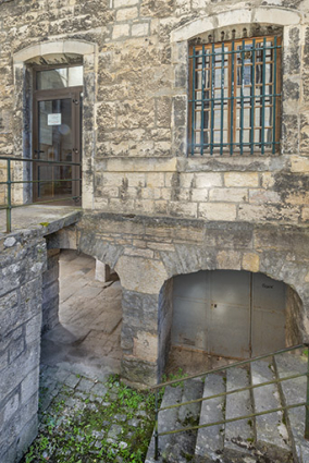 Escalier d'accès aux cellules, depuis la cour ouest. © Région Bourgogne-Franche-Comté, Inventaire du patrimoine