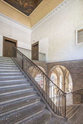 Aile nord. Vue de l'escalier de la mairie depuis le palier. © Région Bourgogne-Franche-Comté, Inventaire du patrimoine